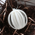 Palla di Natale bianca traforata a righe verticali scintillanti decoro appeso - Sfera a Righe Verticali Multistrato Bianco Lucido 8CM