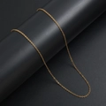 Gepolijste gouden roestvrijstalen kruisketting op een zwarte display - Stijl 45cm / Goud