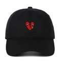 Cappellino da baseball classico in cotone nero con ricamo a cuore spezzato rosso sul fronte - Regolabile / Nero
