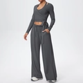 Detail van donkergrijze wikkel-top met lange mouwen en wijde yoga-broek set - S / Vulkanisch Grijs