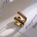 Moderne quadratische Gold-Ohrringe mit brauner Emaille auf weißem Seidenstoff - Mocha Braun