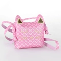 Detalle del bolso de gato rosa con patrón de escamas y bordado dorado - Patrón de escamas de pez / Rosa