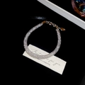 Dettaglio del bracciale a tubo in maglia argento con cristalli lucidi su sfondo nero - Rotondo / Argento / Bracciale