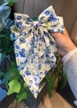 Haarklammer mit Blaubeermuster, Stoffschleife und grünen Blättern auf weißem Band - Blaubeere