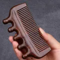 Dunkles Sandelholz-Massagekamm mit Fünf-Zahn-Design zur Entspannung der Kopfhaut - Multifunktionaler 2-in-1 Kamm