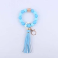Détail de perles en silicone bleu clair et perle en hêtre avec pompon en cuir élégant - Bleu