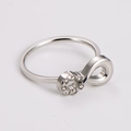 Dettaglio macro dell'anello d'argento placcato oro 18k con anello infinito e cristalli - US 6 / Colore acciaio