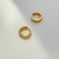 Dettaglio di orecchini a cerchio dorati ritorti con linee geometriche astratte in smalto - Orecchini a Cerchio in Corda Intrecciata