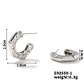 Macro-opname van zilveren C-vormige oorbellen met zirkoon en gedetailleerde maten - Zilver (E02550-1)
