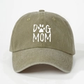Détail du texte DOG MOM et de l'empreinte de patte sur la casquette en coton délavé - Khaki Foncé