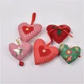 Set di 5 ornamenti natalizi a forma di cuore in tessuto con campanelli e bottoni decorativi - Ornamenti a Cuore in Tessuto (Gruppo 09)