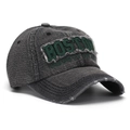 Détail d'une casquette vintage grise délavée avec broderie Boston verte et bords effilochés - Taille Unique(Réglable) / Style délavé gris foncé avec lettres vertes (E)