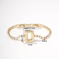 Dettaglio del bracciale placcato oro con zirconi e dimensioni del ciondolo con lettera D - Lettera D