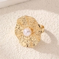 Detailopname van vintage gouden ring met gehamerde textuur en parel op stenen basis - Onregelmatige Gehamerde Parel (Goud) (RZ0860bolang)