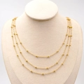Collana a tre strati in acciaio al titanio dorato con perline su supporto per gioielli - Oro