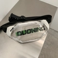 Transparente PVC-Gürteltasche mit schwarzem Gurt und grünem Akzent in 45-Grad-Ansicht - Standardtyp / Weiß