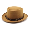 Détail du chapeau pork pie en laine camel avec ruban en cuir brun et rivets - M (56-58cm) / Kaki