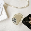 Dettaglio dell'impugnatura per telefono a specchio a cuore con testo e perle eleganti - Supporto Bianco - Specchio Inglese - Beige