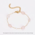 Detalle de una pulsera de cadena dorada con piedras naturales rosas y pequeñas perlas blancas - Estilo de Empalme de Perlas de Piedra Natural Rosa / Pulsera de Oro