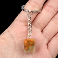 Llavero de jaspe Bumblebee con colgante cuadrado de piedra natural y anillo de metal - Ágata Loca