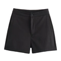 Détail d'un short noir minimaliste avec fermeture à bouton et tissu lisse et fluide - XS / Short Noir