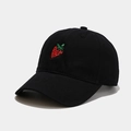 Gros plan de la broderie fraise détaillée sur une casquette de baseball noire en coton - Réglable / Noir