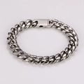 Primer plano detallado de una pulsera de cadena cubana de acero plateado con cierre cuadrado - Pulsera Color Acero 12mm