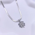Collana con ciondolo a quadrifoglio argento e catena a serpente piatta su sfondo bianco - Collana a catena a serpente / Color Acciaio