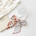 Détail du collier foulard en soie rose avec chaîne de perles et motif visage abstrait - Visage Abstrait Rose