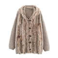 Cardigan in maglia da donna beige con bordo in ecopelliccia e bottoni in corno - S / Cachi