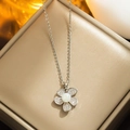 Collana a fiore d'argento minimalista con petali di cristallo e ciondolo di perla - Argento