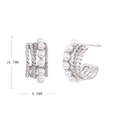Detalle de los pendientes en C plateados con perlas y medidas exactas del producto - Plata 925 chapada en oro blanco / Plateado
