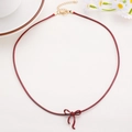 Vista detallada del collar de cuerda roja con colgante de lazo y cierre dorado - Cuerda Trenzada Roja / Cordón rojo con cierre dorado (08 Oro KC 3213)