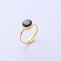 Minimalistische verstelbare gouden ring met een facetgeslepen zwarte edelsteen op wit - Verstelbaar Open / Goud met zwarte edelsteen
