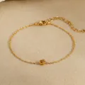 Detalle de pulsera de rosa dorada minimalista con cadena ajustable y especificaciones - Pulsera de Flores / Dorado