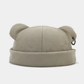 Dettaglio del berretto docker kaki con orecchie da orso 3D e decorazione ad anello nero - M (56-58cm) / verde chiaro