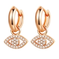 Roségoldene Evil-Eye-Creolen mit weißen Zirkonia-Steinen auf weißem Hintergrund - Roségold