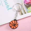 Dettaglio di un portachiavi a forma di basket arancione in materiale PVC resistente - Piccolo basket