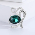 Spilla gatto argento con grande cristallo verde sfaccettato su un piedistallo bianco moderno - Base Argento Verde / Verde