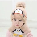 Warmes beigefarbenes Baby Strickset mit süßem Pinguin Motiv und Plüsch Bommel - Kleiner Pinguin Mütze & Schal Set - Khaki