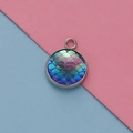 Macro-opname van 12mm zilveren hanger met holografisch visschubbenpatroon voor DIY-sieraden - Blauw Paars Laser (11)