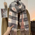 Winter plaid scarf with heart jacquard pattern and fringes in grey and pink - Heart Plaid Pink