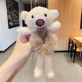 Gros plan d'un ours en peluche beige attaché à un chouchou élastique marron et duveteux - Chouchou Ours Kaki