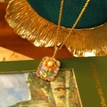 Dettaglio del ciondolo girasole vintage in smalto con perla su catena dorata - Oro 18K + Viola Taro Perlato