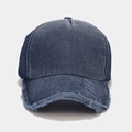Dettaglio cappello trucker in denim slavato con bordi consumati e rete traspirante - Regolabile / Blu navy