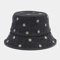 Dettaglio ravvicinato del cappello da pescatore in denim grigio con margherite ricamate - Taglia unica / Nero