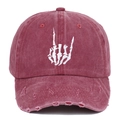 Casquette de baseball en coton rouge délavé avec broderie main squelette et trous usés - Bordeaux / Réglable