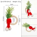 Portatovaglioli di Natale con sciarpa rossa a maglia, ramo di pino e pompon bianco - Sciarpa Rossa + Cipresso