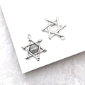 Detailansicht silberner Auge des Horus Hexagramm-Anhänger auf weißem Plüschgrund - Sechseck 19x24mm