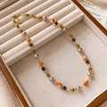 Collana di perle barocche multistrato in toni ambra e champagne con chiusura in metallo - Collana con perline quadrate in occhio di tigre e perle artificiali - 39 cm